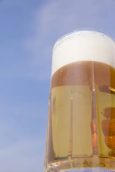 Bierglas Vor Blauem Himmel — Stockfoto