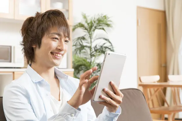 Evde Dijital Tablet Kullanan Asyalı Adam — Stok fotoğraf