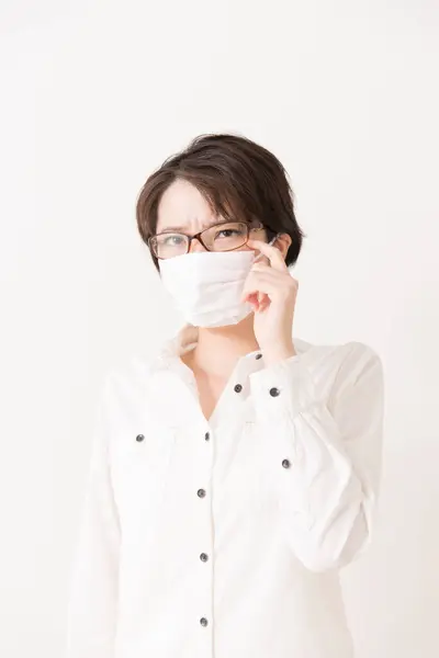 Sjuk Asiatisk Kvinna Bär Skyddsmask — Stockfoto