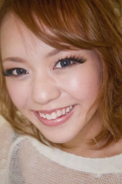 Portret Van Mooie Aziatische Glimlachende Vrouw — Stockfoto