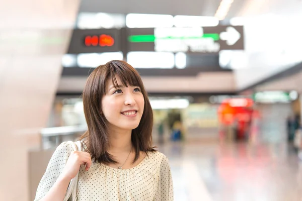 Bella Donna Giapponese Nel Terminal Dell Aeroporto — Foto Stock