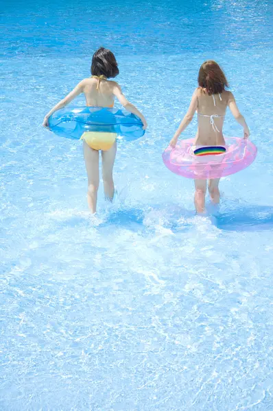 Piękne Japonki Kolorowych Strojach Kąpielowych Bawiące Się Basenie Koncepcja Wakacji — Zdjęcie stockowe