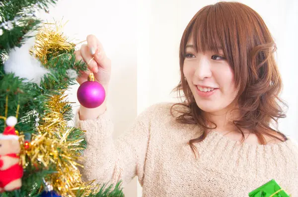 Asiatico Donna Decorazione Albero Natale — Foto Stock