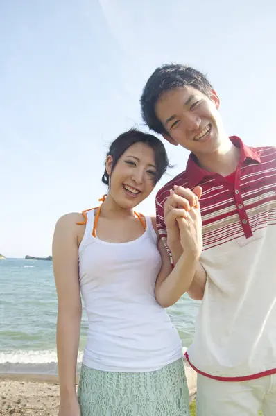 Glada Asiatiska Unga Par Kul Stranden — Stockfoto