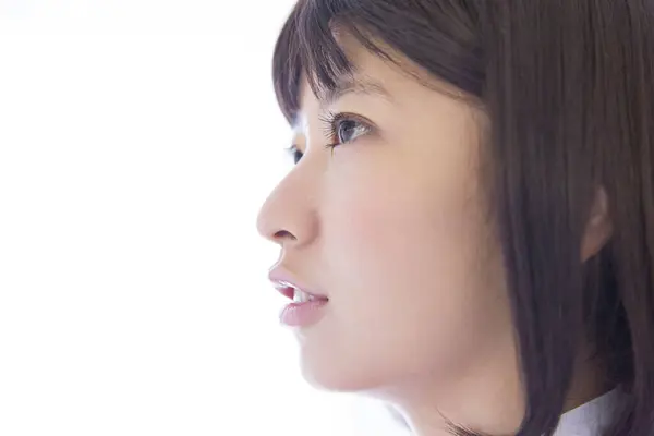 Zblízka Portrét Krásné Mladé Japonské Ženy Jasnou Pletí Bílém Pozadí — Stock fotografie