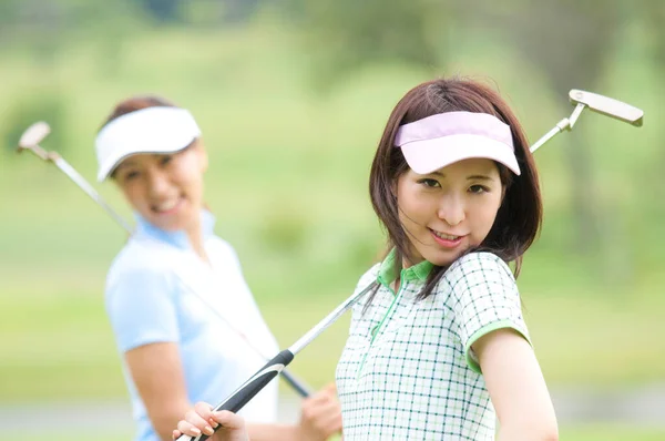 緑のコースでゴルフをする2人の女性 — ストック写真