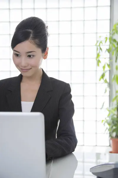 Portrait Beautiful Young Japanese Businesswoman Working Laptop Office — Stock Photo, Image