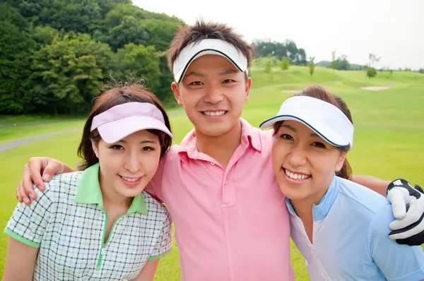 幸せなアジア人男性と女性ゴルフ選手 — ストック写真