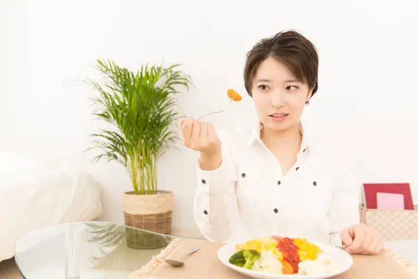 Hermosa Japonesa Mujer Tener Almuerzo Casa —  Fotos de Stock