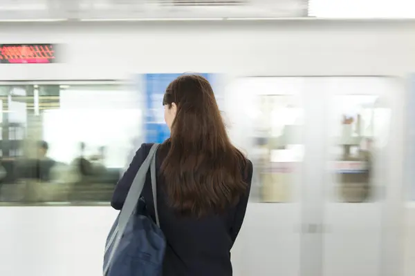 Asyalı Kadın Öğrenci Metro Istasyonunda Tren Bekliyor — Stok fotoğraf