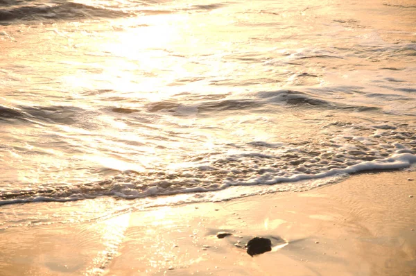 Fale Morskie Piana Piaszczystej Plaży — Zdjęcie stockowe