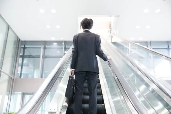 Havaalanında Yürüyen Merdiven Olan Bir Işadamı — Stok fotoğraf