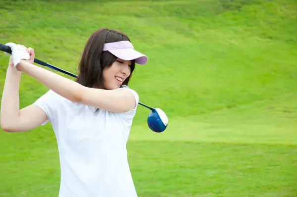 若い美しいアジア女性ゴルフプレーヤー — ストック写真