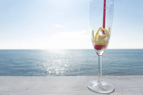 Glas Cocktail Bakgrunden Havet — Stockfoto