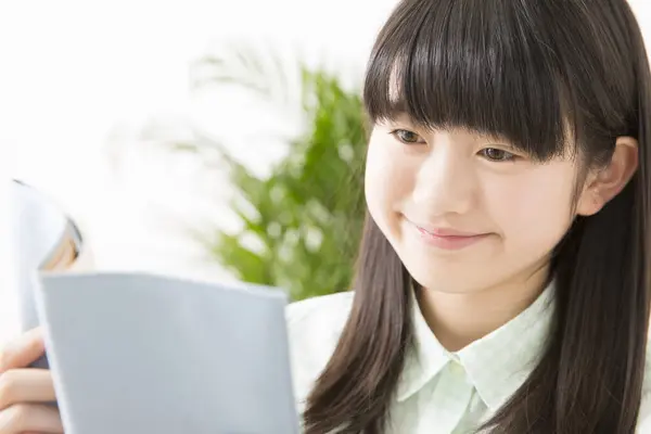 Schattig Ruiken Japans Meisje Lezen Boek Thuis — Stockfoto