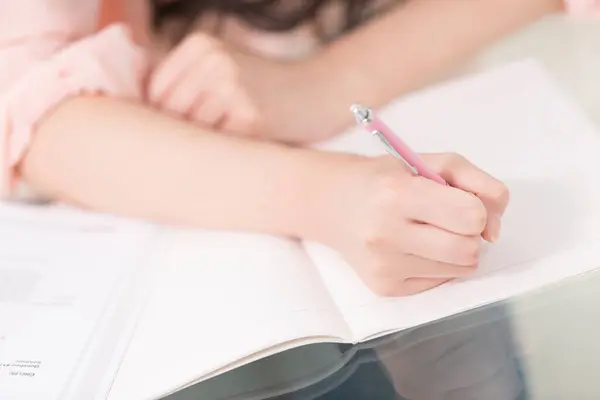 Close Schöne Junge Asiatische Frau Studentin Tun Ihre Hausaufgaben Stockbild