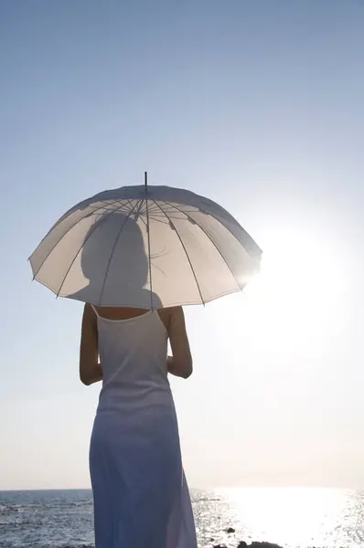 Mooie Aziatische Vrouw Poseren Aan Zee Met Paraplu Rechtenvrije Stockfoto's
