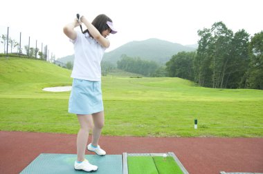 Genç, güzel Asyalı kadın golfçü 