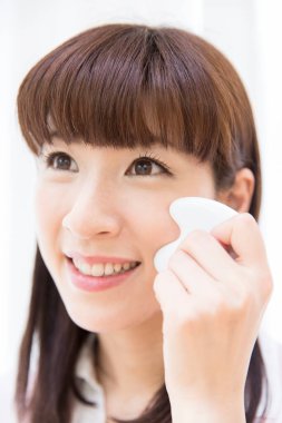 Asyalı kadının yakın portresi guaj masajı yapıyor.