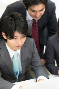 Asyalı meslektaşların işbirliği içinde çalıştığı bir proje ekibi.