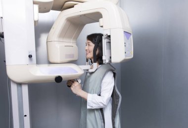3d jaws x-ray yapan Asyalı kadını kapat