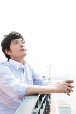 Uzaklara bakan Asyalı iş adamı 