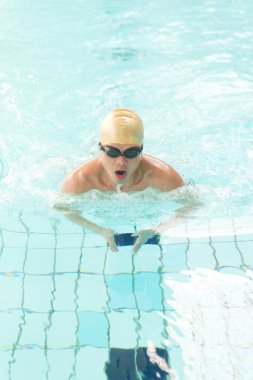 Yüzme havuzundaki genç adam.