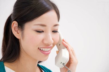 Telefonu kullanan Asyalı kadını kapat.