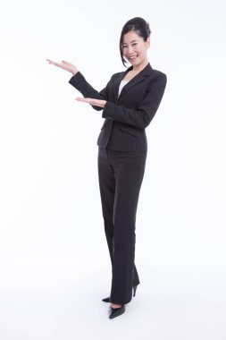 Genç Asyalı iş kadınının stüdyo fotoğrafı. 