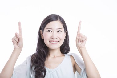 Güzel Asyalı kadının işaret ettiği stüdyo portresi