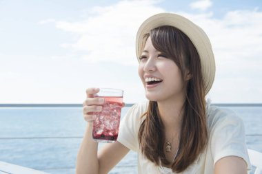 Kumsalda soda içen kadın.