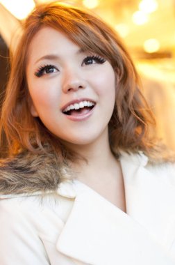 Güzel, şık Asyalı bir kadının portresini yakından çek.