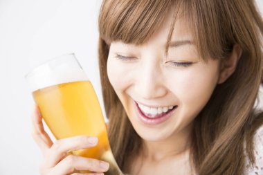 Bir bardak biralı güzel Japon kadın.