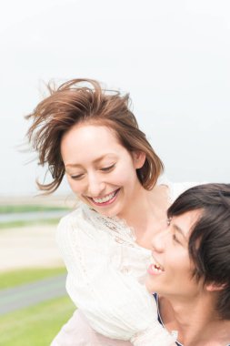 Genç çift sahada eğleniyor.