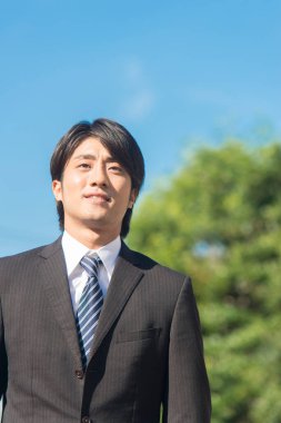 Takım elbiseli genç Asyalı iş adamı.