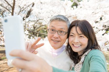 Yetişkin Asyalı çiftin birbirine aşık olduğu bir selfie. 