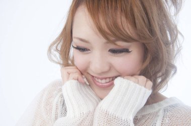 Asyalı güzel bir kadının stüdyo portresi