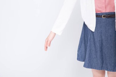 Kot etekli ve beyaz ceketli kadın.