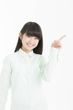 Genç Asyalı kız öğrenci beyaz arka planda parmak göstererek izole edilmiş. 