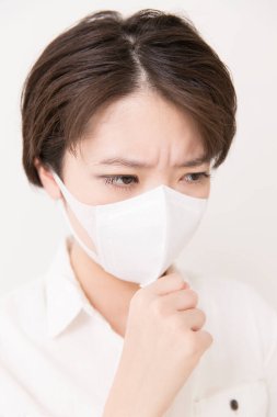 Koruyucu maske takan hasta Asyalı kadın. 