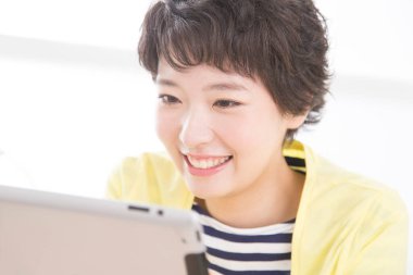 Asyalı kadın tablet kullanma