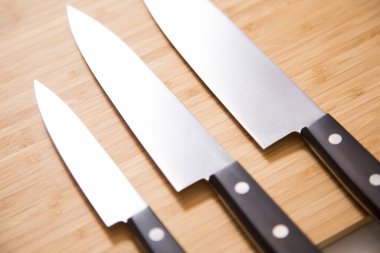 Tahta arka planda bıçakları kapatın.