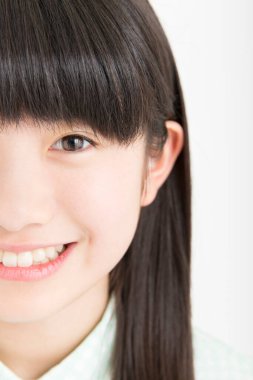 Gülümseyen Asyalı kızın stüdyo portresi 