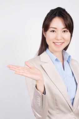 Bir iş kadınının açık el hareketi gösteren portresi