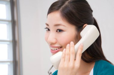 telefon ile genç kadının portresi