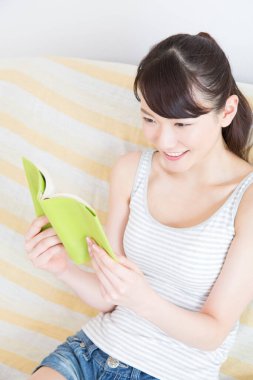 Genç Asyalı kadın kitap okumak