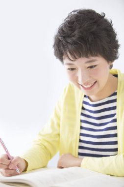 Asyalı genç kadının yazılarını kapat.