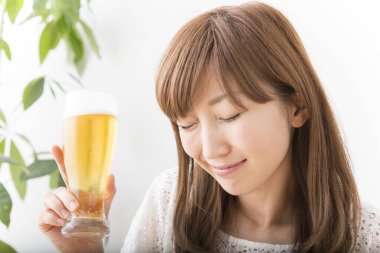 Bir bardak biralı güzel Japon kadın.