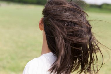 Yaz parkında yürüyen tatlı bir Japon kızı, açık havada eğlenen komik bir çocuğun gündüz portresi.