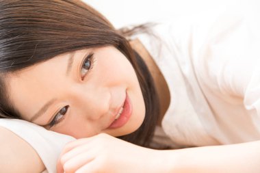 Asyalı kadın masada yatıyor 